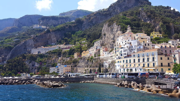 Обои на рабочий стол Город Амальфи / Amalfi на берегу Салернского залива в Тирренском море на скале, Италия