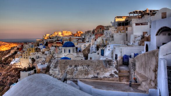 Обои на рабочий стол Белоснежные отели в Санторини / Santorini, Греция / Greece с эффектом тилт шифт / tilt shift на закате