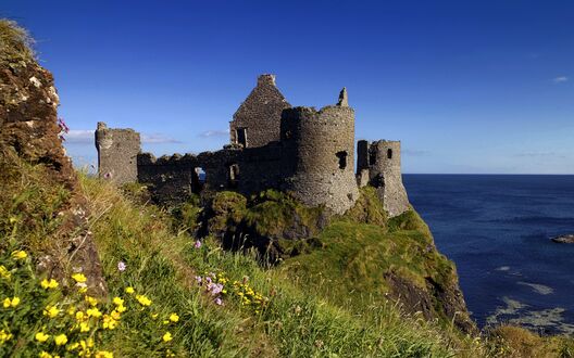 Обои на рабочий стол Разрушенный замок Dunlace Castle / Данлюc в Северной Ирландии на берегу моря