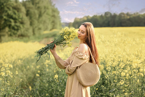 Обои на рабочий стол Девушка с букетом на цветочном поле, фотограф Дубровская Виктория
