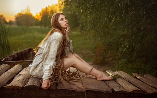 Обои на рабочий стол Девушка сидит на мостике с веревками. Фотограф Альберт Лесной