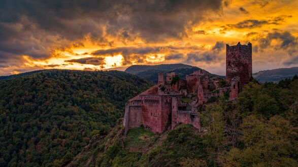 Обои на рабочий стол Древний замок Castle Saint-Ulrich / Шато де Сен-Ульрих во Франции на горе на закате