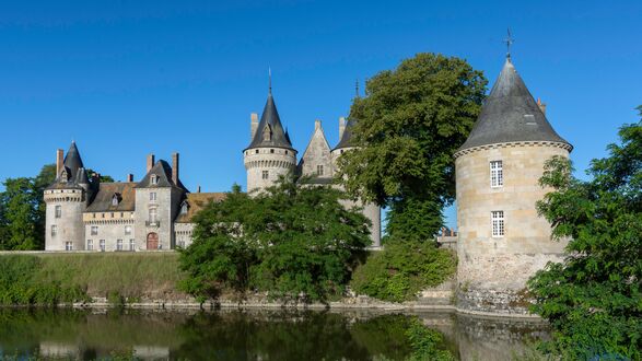 Обои на рабочий стол Старинный каменный замок Château de Sully sur Loire / Сюлли-сюр-Луар у воды, Франция