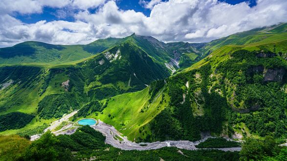 Обои на рабочий стол Круглое голубое озеро в горной долине, Грузия, Gudauri, Mtskheta-Mtianeti
