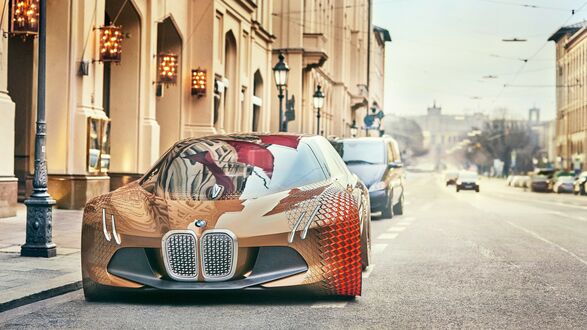 Обои на рабочий стол Концепт BMW на улице европейского города