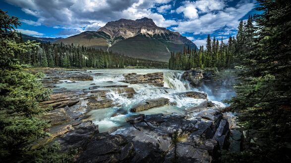 Обои на рабочий стол Водопад Athabasca Falls / Атабаска стекает по камням на фоне скалистых канадских гор, Jasper National Park, Canada / Национальный парк Джаспер, Канада