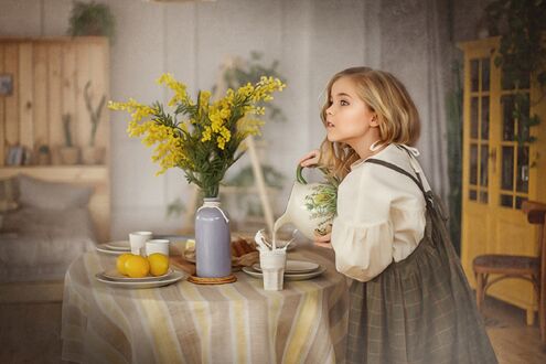 Обои на рабочий стол Милая девочка наливает молоко из кувшина в стакан, фотограф Катерина Мельник