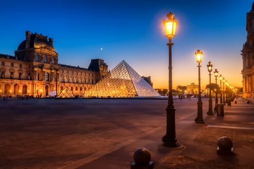 Обои на рабочий стол Вход в Музей Лувр / Musée du Louvre, ночью среди зажженных фонарей, Франция / France