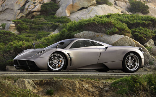 Обои на рабочий стол Автомобиль Пагани Хьяра / Pagani, Huayra, на дороге на фоне скал