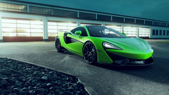 Обои на рабочий стол Зеленый спортивный автомобиль у гаража