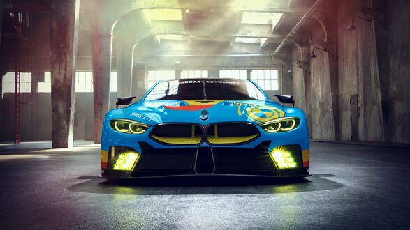 Обои на рабочий стол Синий BMW в большом ангаре