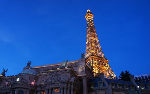 Обои на рабочий стол Париж вечером с подсветкой, Paris / Париж, Эйфелева башня