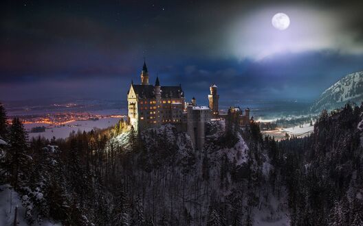 Обои на рабочий стол Замок Neuschwanstein / Нойшванштайн ночью при ярком свете луны