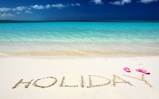 Обои на рабочий стол Надпись на пляже рядом с розовыми шлепанцами (Holiday)