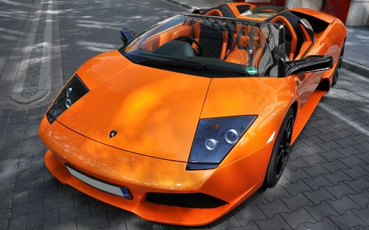 Обои на рабочий стол Оранжевый спортивный автомобиль из коллекции автомобилей Ювраджа Сингха / Yuvraj Singh Lamborghini Murcielago LP 640-4 на брусчатке