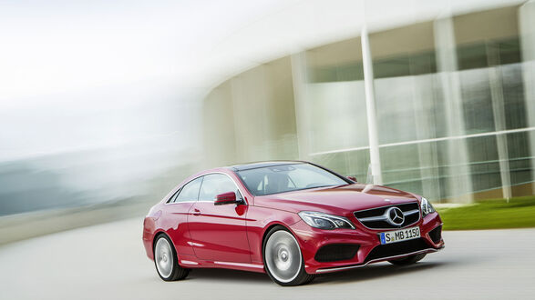 Обои на рабочий стол Красный мерседес - Mercedes-Benz E250 CDI в движении