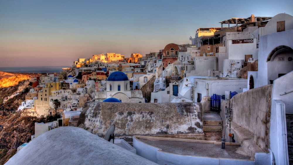 Обои для рабочего стола Белоснежные отели в Санторини / Santorini, Греция / Greece с эффектом тилт шифт / tilt shift на закате