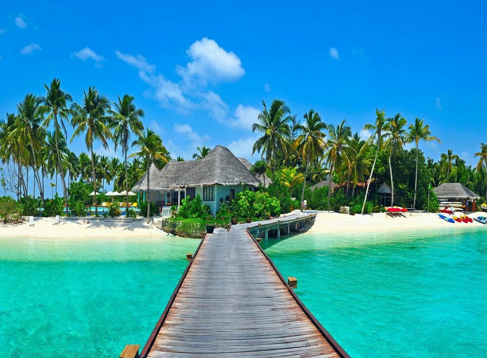 Обои на рабочий стол Бунгало на пляже и пирс среди пальм солнечным днем,  курорт Kanduma Kang Duma, Maldives / Кандума Канг Дума, Мальдивы, обои для  рабочего стола, скачать обои, обои бесплатно