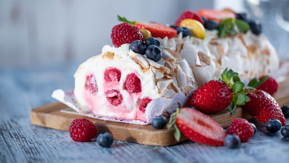 Обои для рабочего стола Мороженое с черникой, клубникой, малиной на доске