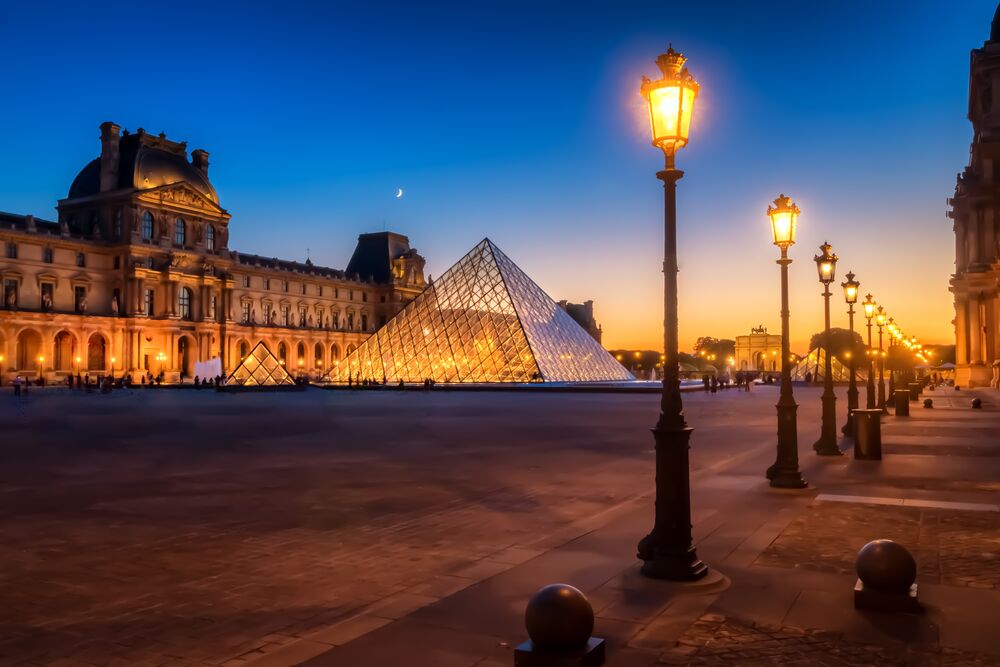 Обои для рабочего стола Вход в Музей Лувр / Musée du Louvre, ночью среди зажженных фонарей, Франция / France