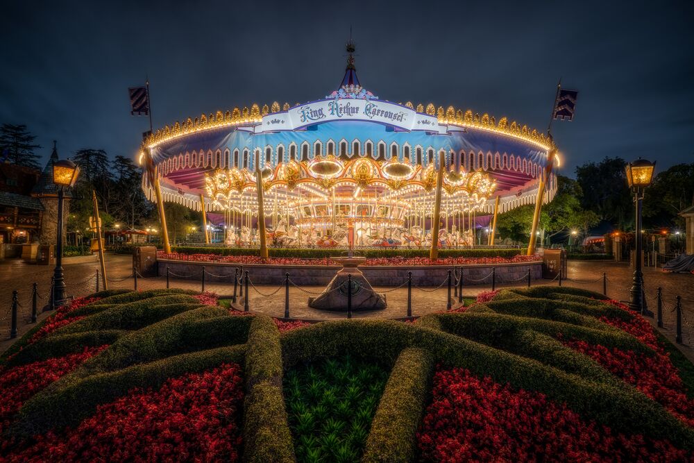 Обои для рабочего стола King Arthur Carrousel / Карусель короля Артура в Anaheim / Анахайме ночью среди ухоженного парка Диснейленда, Калифорния, США, фотограф Justin Brown / Джастин Браун