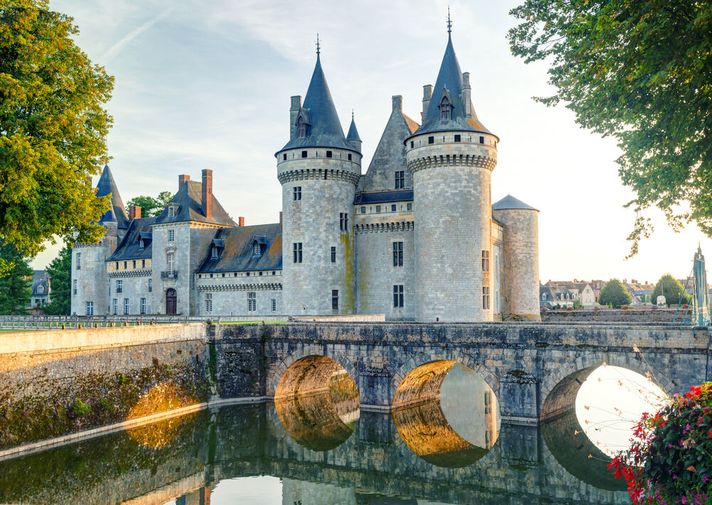 Обои для рабочего стола Замок Сюлли-сюр-Луар / Château de Sully-sur-Loire, Париж, Франция на закате в летний день