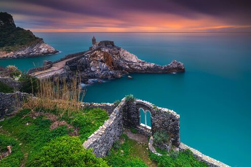 Обои на рабочий стол Итальянский замок в Portovenere, Italy / Портовенере, Италия, побережье Ligurian / Лигурийского моря, фотограф Albert Dros