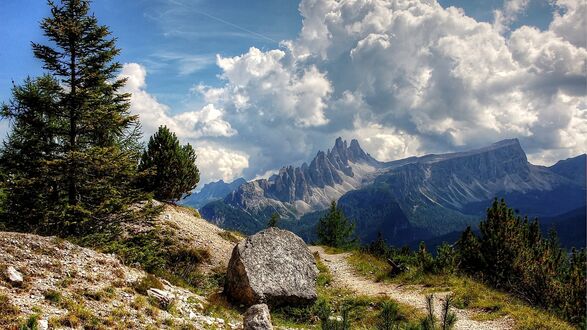 Обои на рабочий стол Тропинка в горах Крода-да-Лаго, Доломиты / Croda da Lago Dolomites, Италия