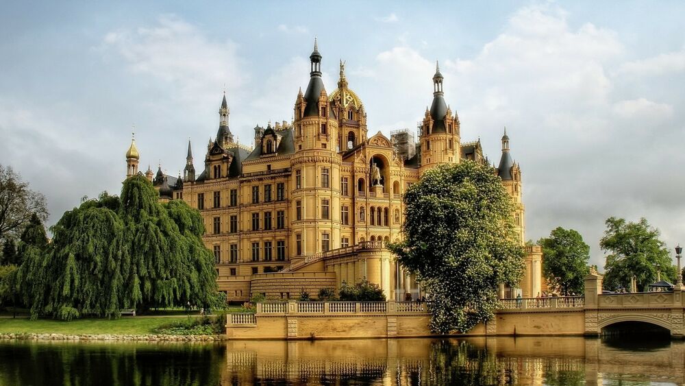 Обои для рабочего стола Швери́нский замок — резиденция главы Мекленбургского дома в городе Шверин в Германии, земля Мекленбург-Передняя Померания