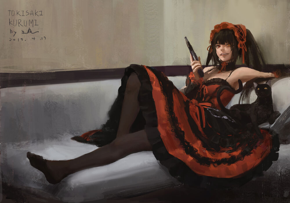 Обои для рабочего стола Kurumi Tokisaki / Куруми Токисаки из аниме Date A Live / Рандеву с жизнью, лежит на диване с пистолетом в руке