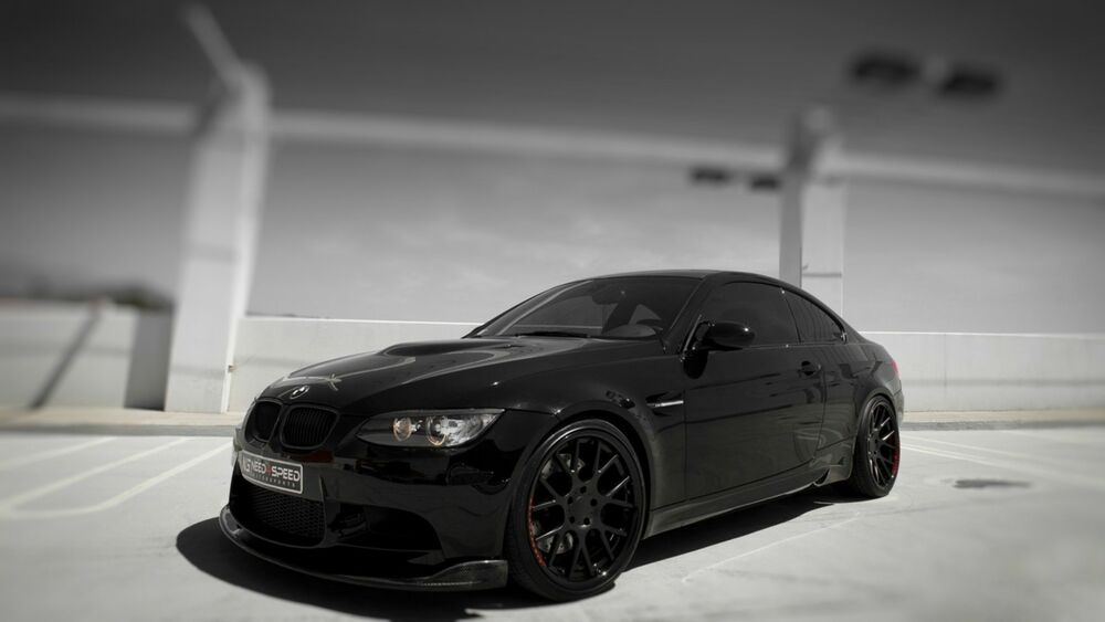Обои для рабочего стола Черный автомобиль BMW M3 на паркинге