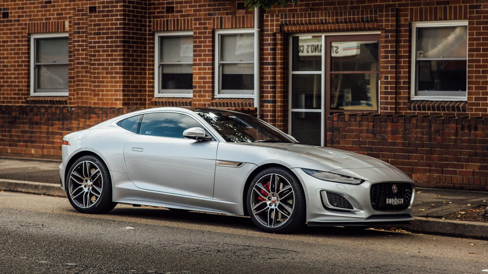 Обои для рабочего стола Серый автомобиль Jaguar F-Type P380, у стены