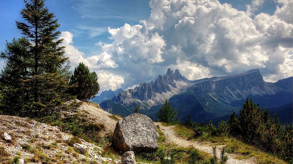 Обои для рабочего стола Тропинка в горах Крода-да-Лаго, Доломиты / Croda da Lago Dolomites, Италия