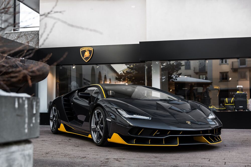 Обои для рабочего стола Черный суперкар Ламборгини / Lamborgini Centenario стоит возле автосалона
