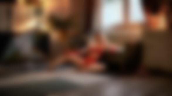 Обои на рабочий стол Модель Anna Rvsa в красном нижнем белье сидит на полу у дивана, фотограф Max Pyzhik