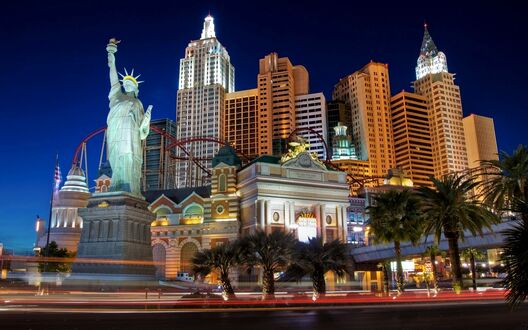 Обои на рабочий стол Las Vegas / Лос-Вегаса видны Капитолий, Статуя Свободы, лев на постаменте ночью