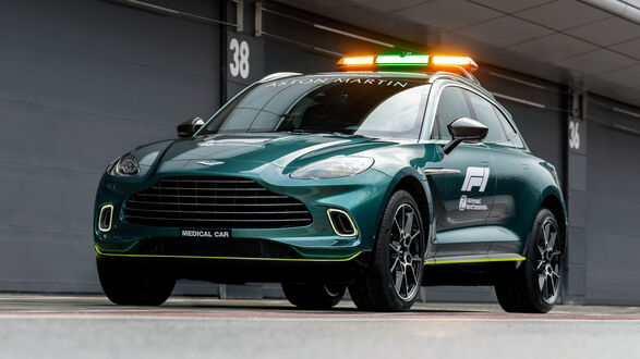 Обои на рабочий стол Зеленый автомобиль Aston Martin DBX F1 Medical Car 2021 года