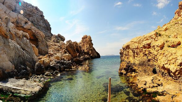 Обои на рабочий стол Красивая морская бухта с кристально чистой водой