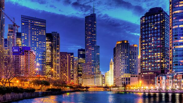 Обои на рабочий стол Вид с воды на небоскребы поздним вечером в Chicago, Illinois, USA / Чикаго, Иллинойс, США