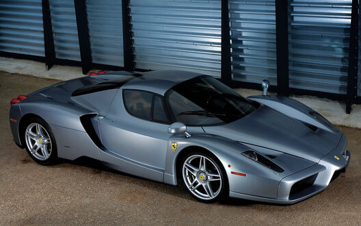 Обои на рабочий стол Серая Ferrari enzo 2002 на песке