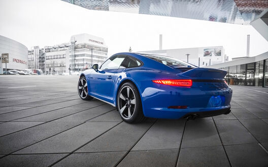 Обои на рабочий стол Porsche 911 club coupe на улице города в пасмурный день