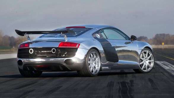Обои на рабочий стол Зеркальный Audi r8 на шоссе сзади
