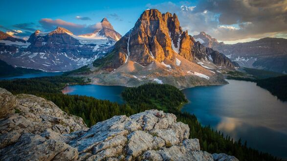 Обои на рабочий стол Горные пики среди озер на закате, Banff National Park / Национальный парк Банф в Канаде