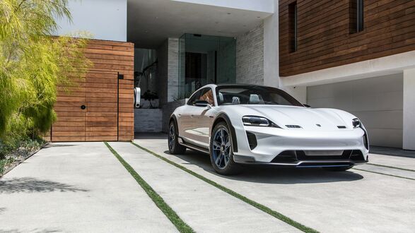 Обои на рабочий стол Porsche mission e cross turismo у дома