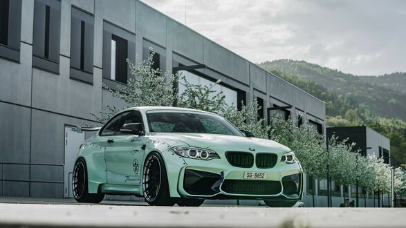 Обои на рабочий стол Белая Bmw M2 2018 у здания