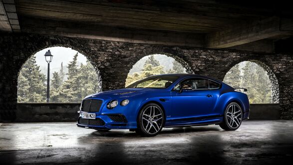 Обои на рабочий стол Синий Bentley Continental GTА на террасе у анфилады