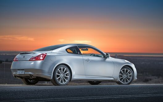 Обои на рабочий стол Nissan Skyline / Нисан Скайлайн на берегу моря на закате