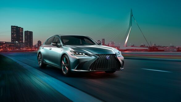 Обои на рабочий стол Lexus ES300H на вечернем городском шоссе