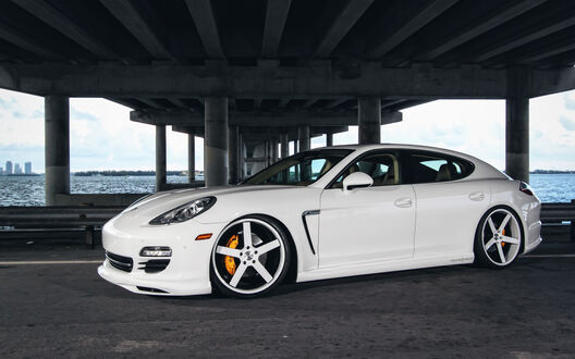 Обои на рабочий стол Белый Porsche panamera под мостом