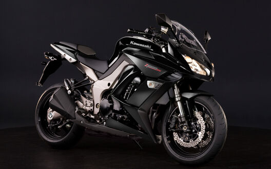 Обои на рабочий стол Мотоцикл Кавасаки Z1000 / Kawasaki Z1000 на черном фоне
